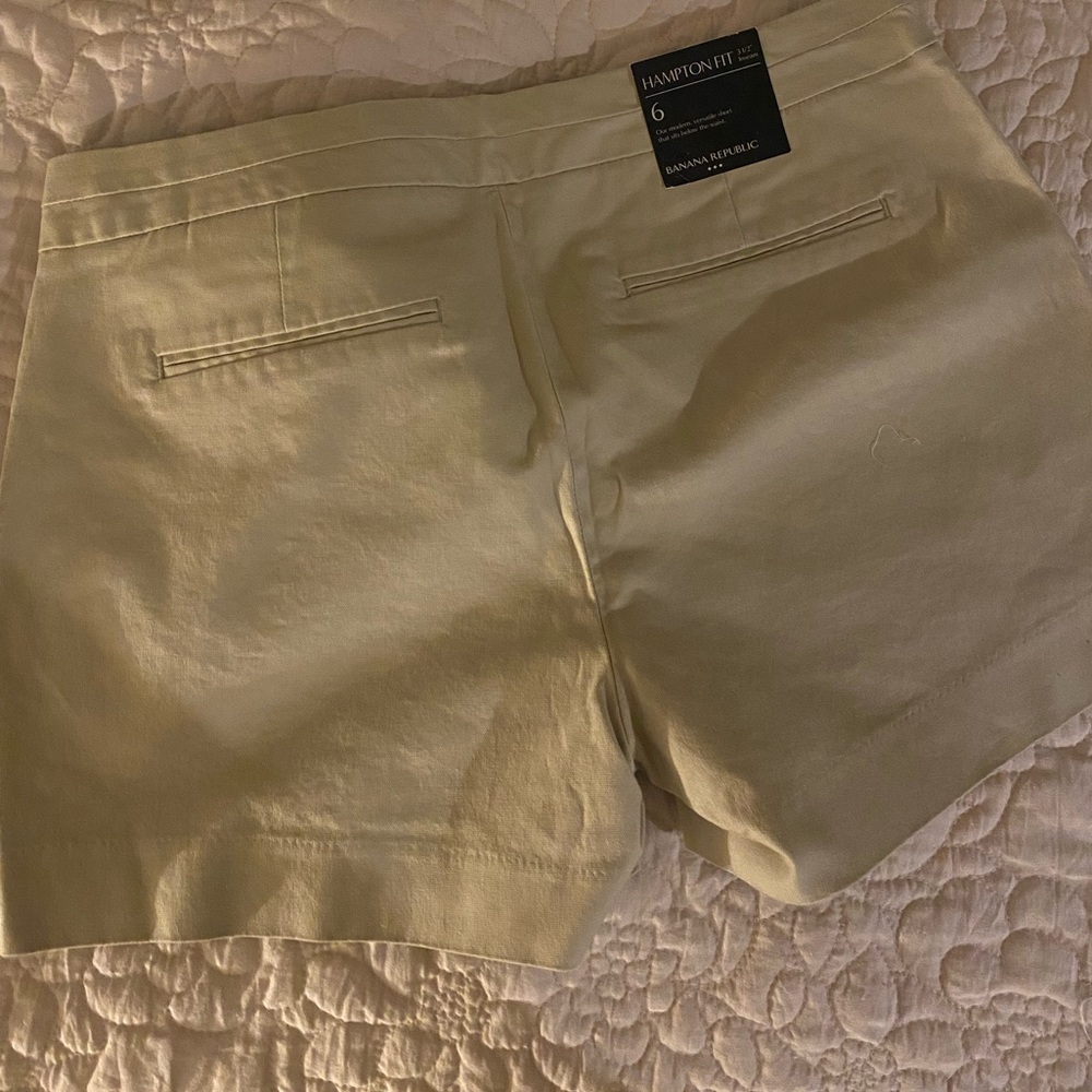 Banana Republic size 6 tan shorts. NWT